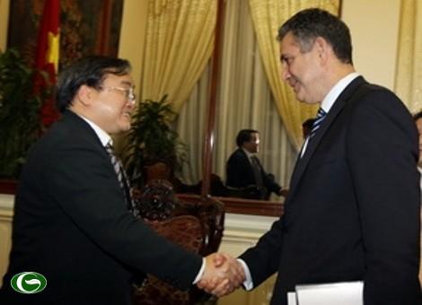 ຮອງນາຍົກລັດຖະມົນຕີ ຮ່ວາງຈູງຫາຍ ຕ້ອນຮັບຮອງລັດຖະມົນຕີ ການຄ້າ ອາເມລິກາ